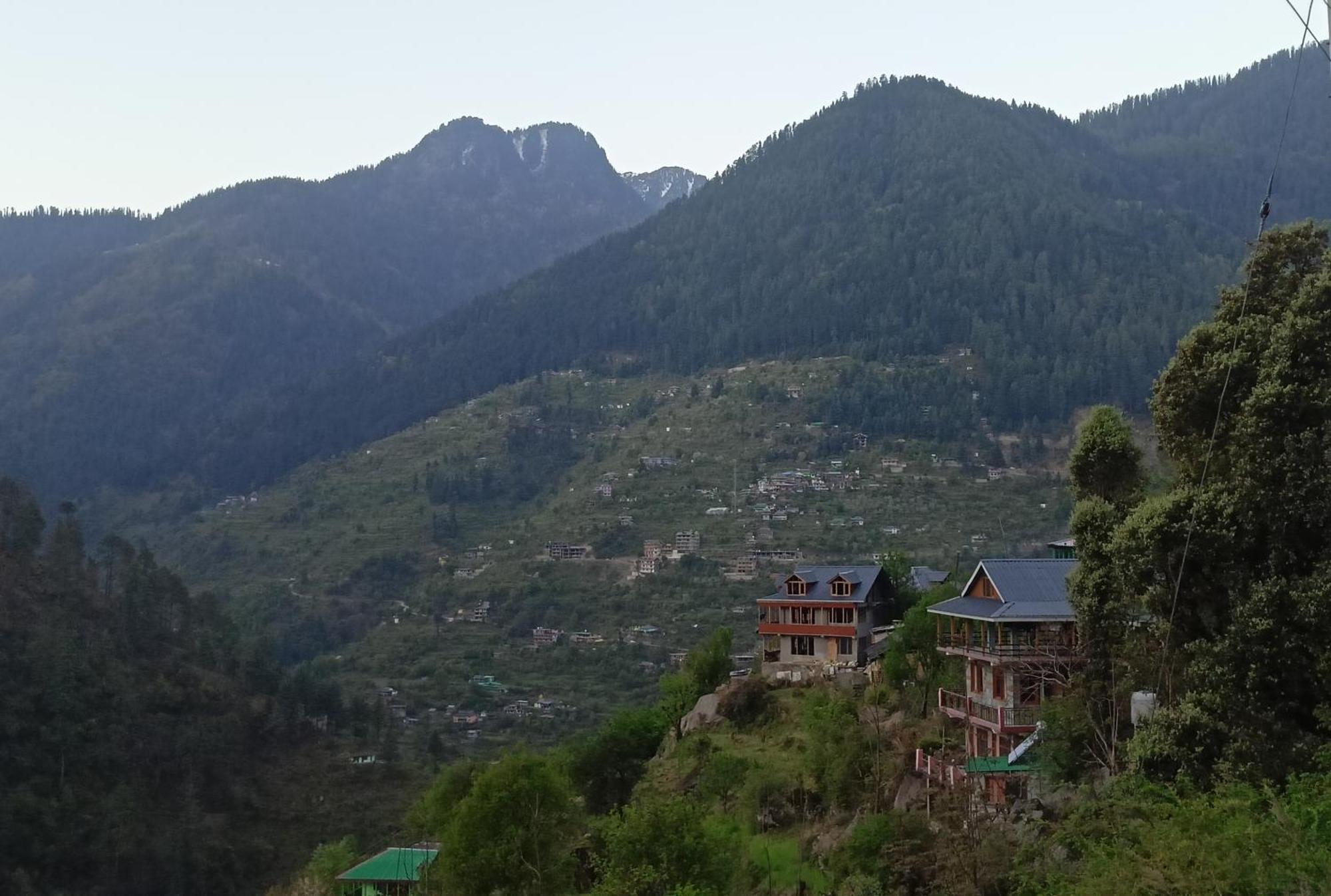 Tirthan Hilltop Home Stay Banjār Esterno foto