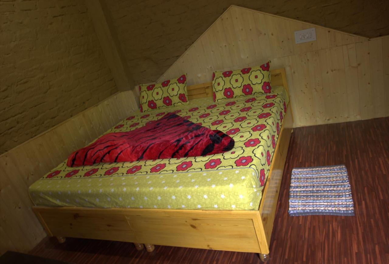 Tirthan Hilltop Home Stay Banjār Esterno foto